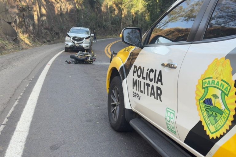 PRC-487: omotociclista seguia no sentido oposto aos veículos quando invadiu a pista contrária.