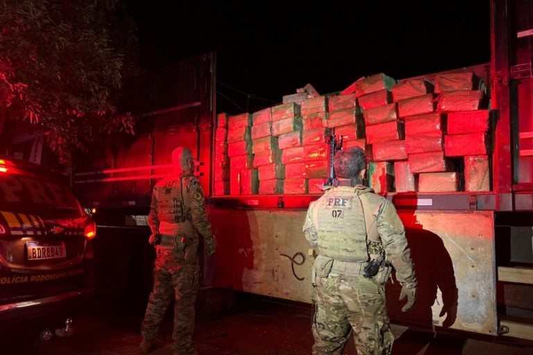 PRF apreende caminhão: preso em flagrante, o motorista confessou que havia carregado o entorpecente em Santa Helena e o entregaria em Maringá.