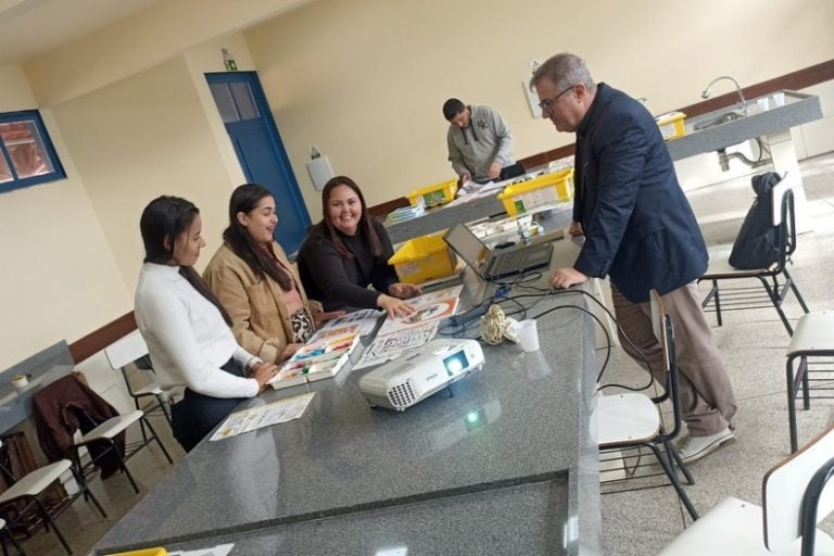 Professores da rede municipal: durante a capacitação, os professores puderam montar e programar seus próprios robôs.
