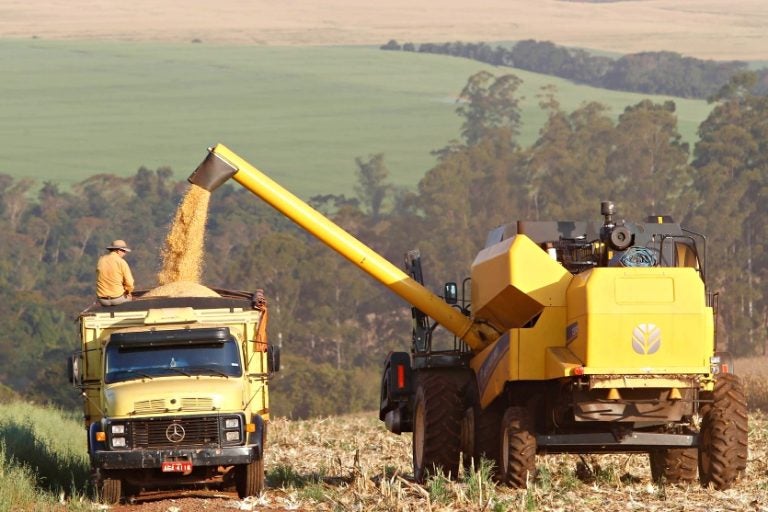 Colheita De Milho Na Região De Campo Mourão, Norte Do Paraná Colheitadeira Colhendo Milho