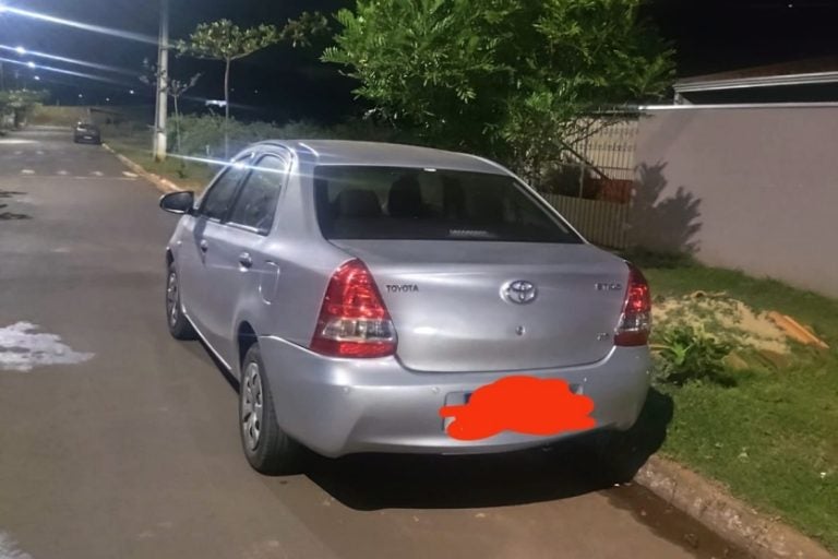 Veículo furtado: o automóvel foi localizado estacionado em uma via pública.