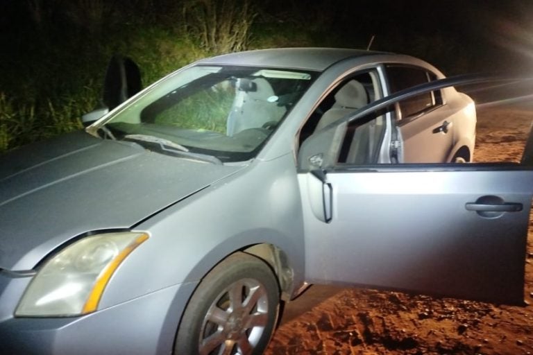 Veículo furtado em Maringá: no interior do carro, os policiais identificaram vestígios de uma substância com odor característico de maconha.