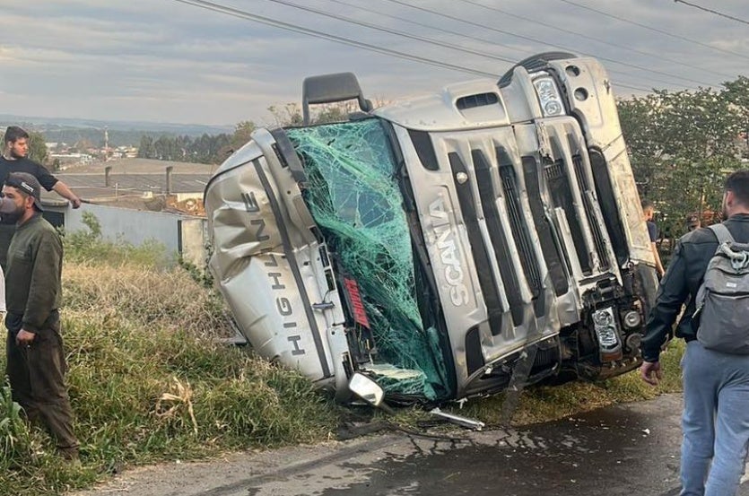 Vídeo Mostra Caminhão Desgovernado Em Acidente Com 16 Vítimas (3)