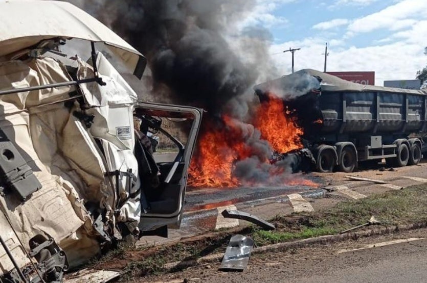 Vídeo Mostra Resgate De Condutor Após Colisão Entre Caminhões (1)