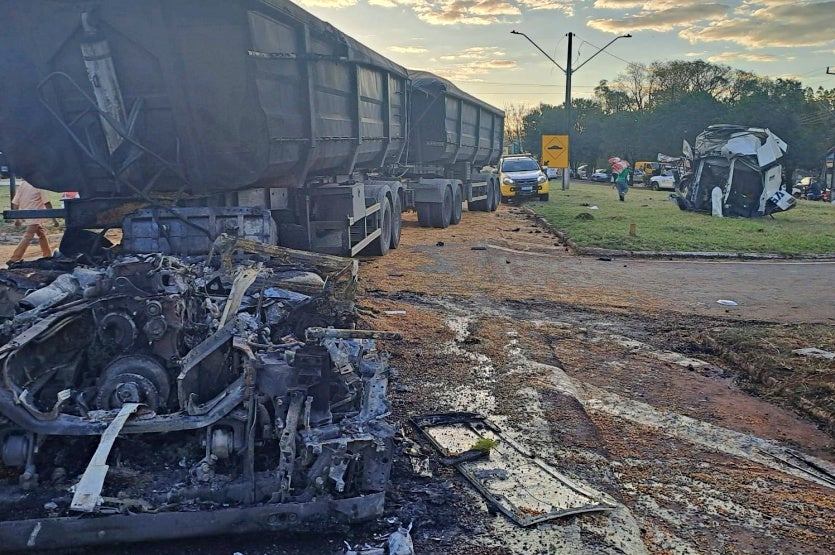 Vídeo Mostra Resgate De Condutor Após Colisão Entre Caminhões (2)