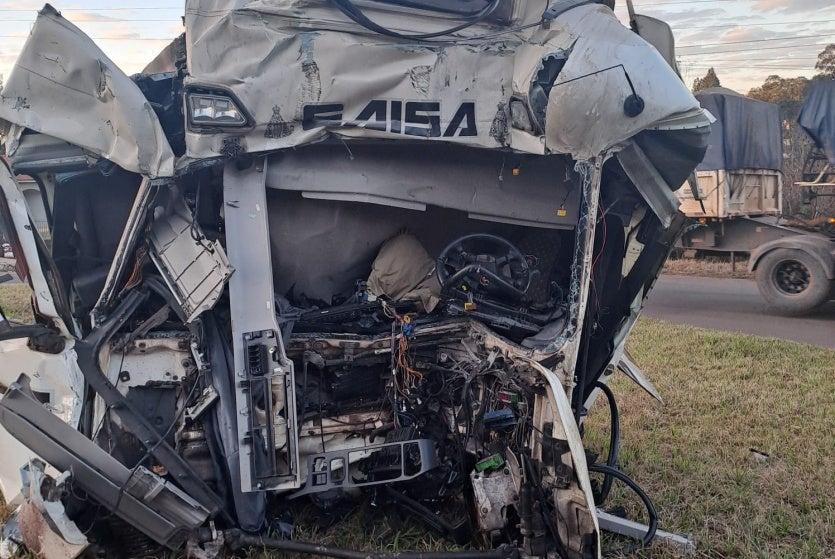 Vídeo Mostra Resgate De Condutor Após Colisão Entre Caminhões (3)