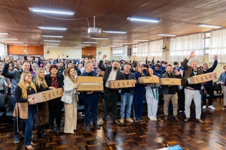 Governo formaliza entrega de 15 mil desktops para 526 escolas no Paraná, incluindo Umuarama.