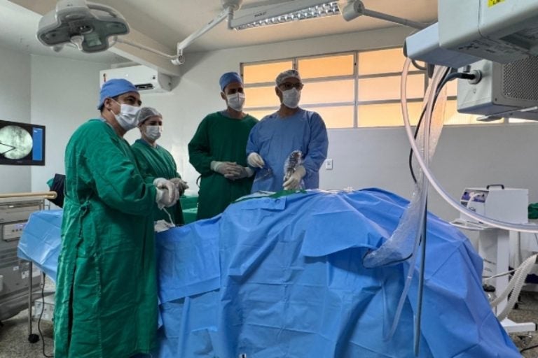 Idosa volta a andar em Umuarama após cirurgia da coluna inédita