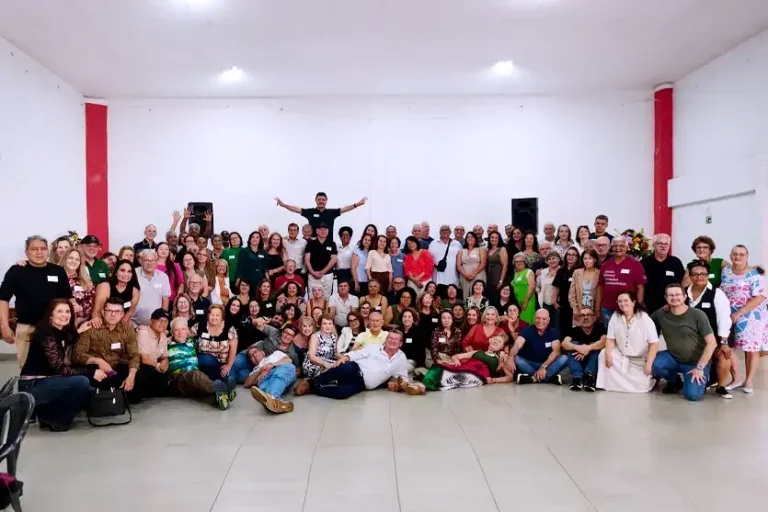 Amigos De Mariluz: evento reuniu ex-colegas das décadas de 1960 a 1980 em reencontro cheio de saudades e celebração.