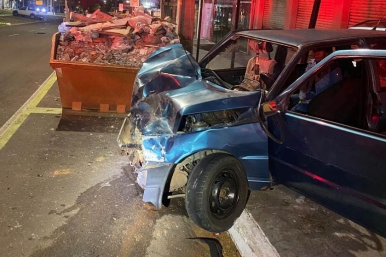 Acidente entre: a batida aconteceu no cruzamento da Rua Ministro de Oliveira Salazar com a Avenida Apucarana.