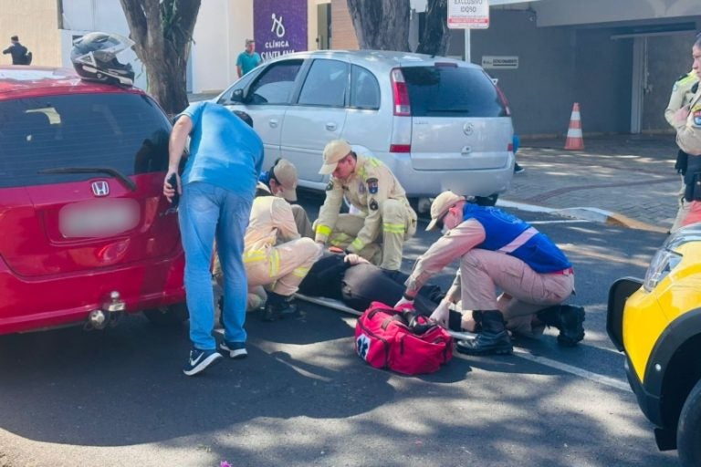 Acidente entre moto e carro: O incidente ocorreu por volta das 11h30 na Avenida Ângelo Moreira da Fonseca.