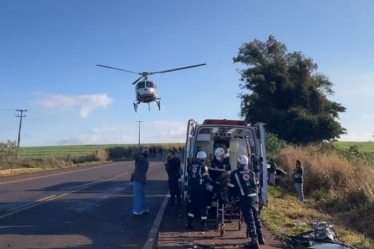 Acidente envolvendo quatro: Uma das vítimas sofreu ferimentos mais graves e precisou ser levada ao hospital por meio do serviço aeromédico.