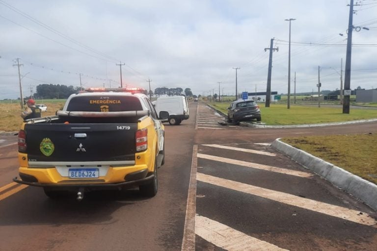 Acidente na PR-558 : Um dos veículos tentou realizar uma conversão no trevo de acesso ao Hospital Santa Casa e invadiu a pista contrária.