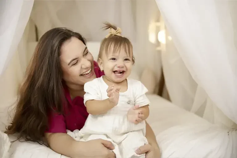 Agosto Dourado: Pamela e a filha Laura representam a importância do leite materno, do acolhimento e do cuidado humanizado em casos de parto prematuro.