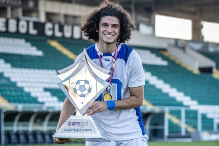 Atleta de Cruzeiro do Oeste: Nilton Francez Machado Júnior, de 17 anos, saiu de casa aos 13 anos e hoje já colhe os frutos de seu desempenho.