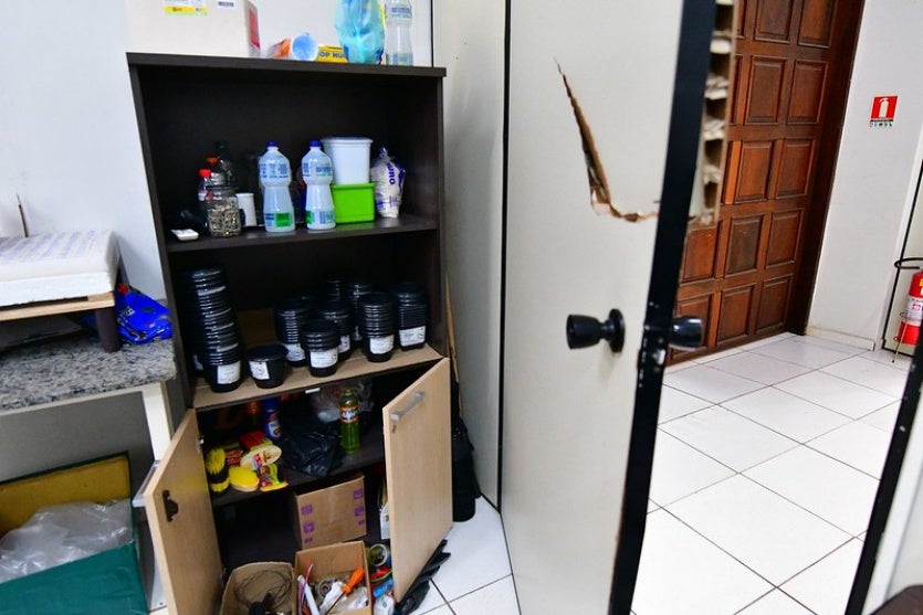 Bandido Invade Central Farmacêutica, Causa Danos E Furta Objetos (3)