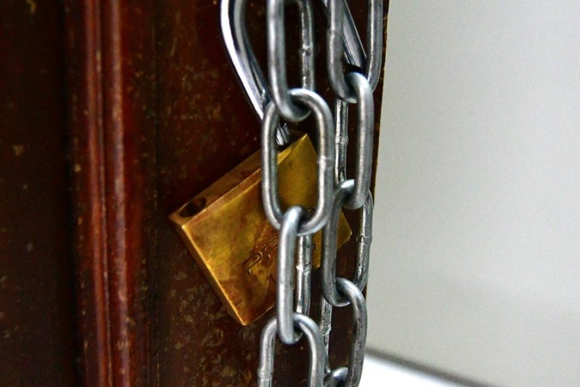 Bandido Invade Central Farmacêutica, Causa Danos E Furta Objetos (4)