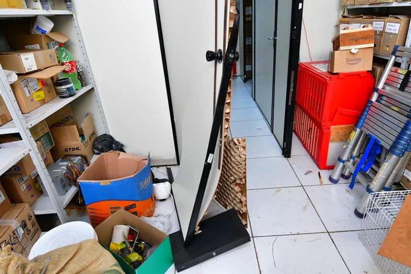 Bandido Invade Central Farmacêutica, Causa Danos E Furta Objetos (5)