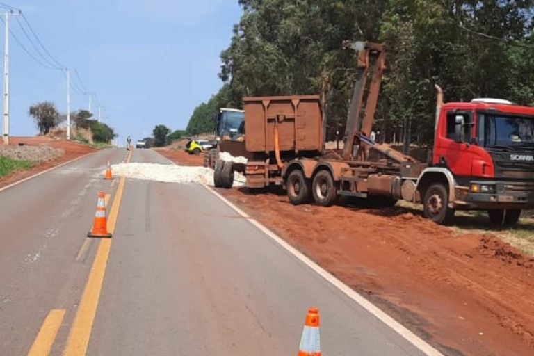 Caminhão carregado com peixe: O veículo permanece fora da pista, aguardando destombamento e retirada da carga.