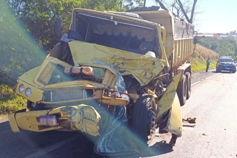 Caminhoneiro fica ferido: o impacto foi tão forte que a cabine do caminhão ficou destruída, e o condutor ficou preso às ferragens.