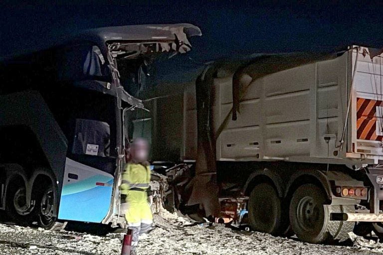 Colisão Entre ônibus E Carreta Resulta Em 11 Mortos E 46 Feridos (1)