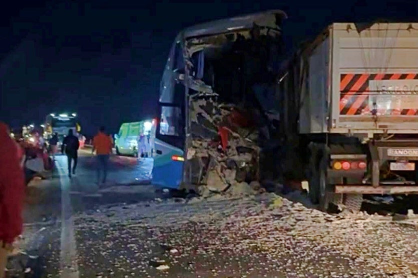 Colisão Entre ônibus E Carreta Resulta Em 11 Mortos E 46 Feridos (2)