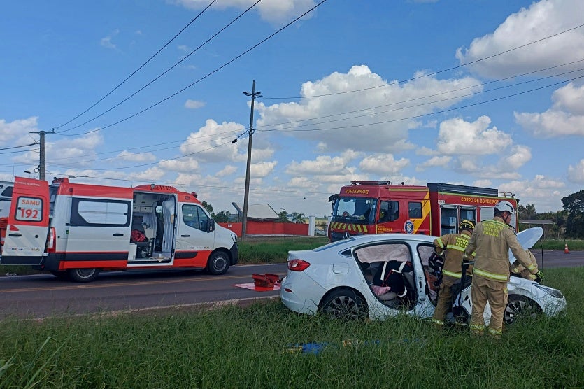 Colisão Na Pr 323 Envolve Carro De Umuarama E Caminhão (1)