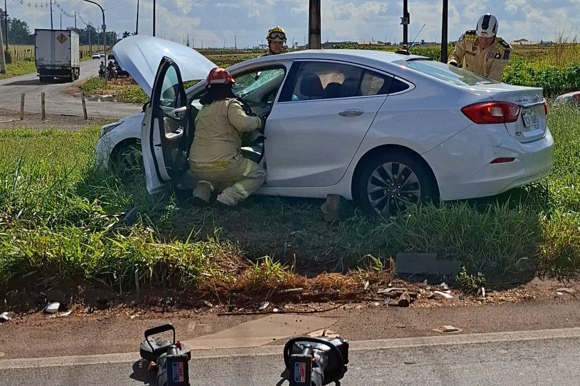 Colisão Na Pr 323 Envolve Carro De Umuarama E Caminhão (4)