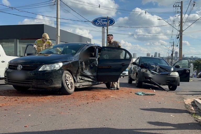 Colisão Na Avenida Paraná Causa Graves Danos Em Veículos (6)