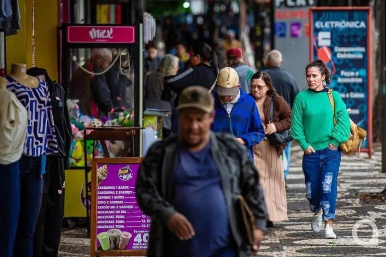 Comércio de rua de Umuarama fica de portas abertas até as 13h neste sábado