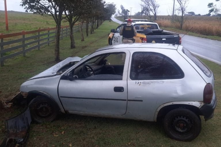 Condutor perde controle: o motorista teria perdido o controle da direção e saído da pista, batendo em seguida contra uma árvore às margens da via.
