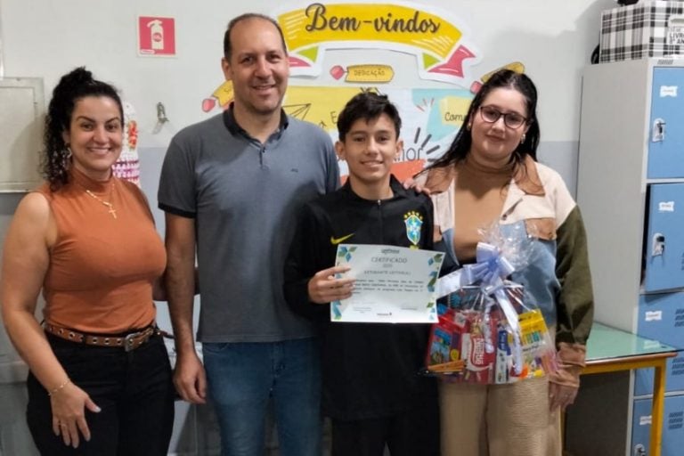 Estudante é premiado: Vittor Henrique Dias leu 16 livros no primeiro semestre de 2025.