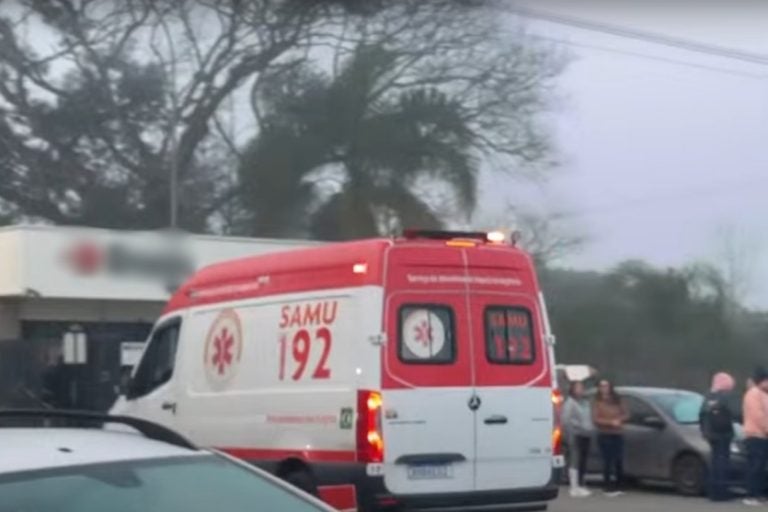 Explosão em Fábrica: Funcionários e familiares estiveram na frente da empresa em busca de informações.