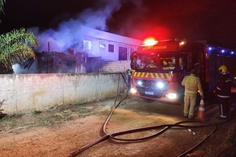 Homem acorda para orar: “Deus é maior. Se tivéssemos dormindo, não dava tempo. Perdemos tudo, mas estamos vivos”, contou.
