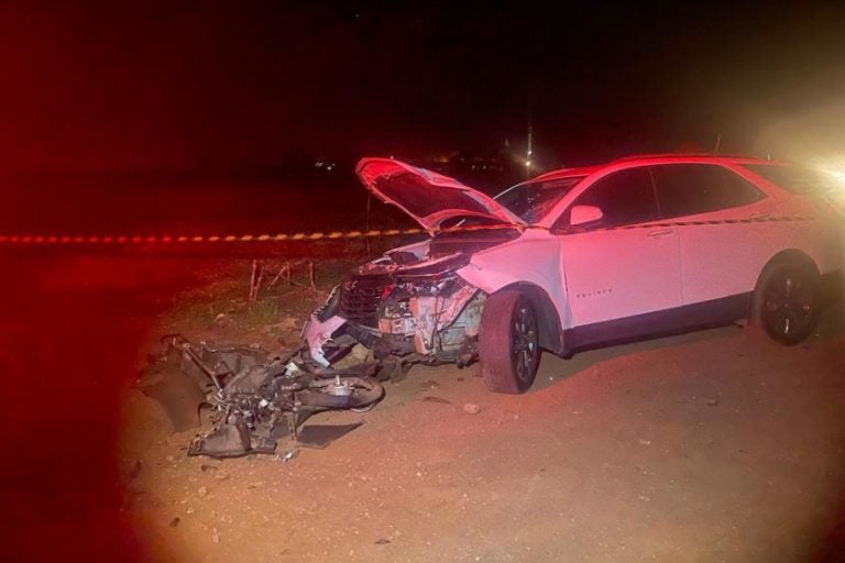 Colisão frontal deixa motociclista morto e condutora ferida na PR-497.
