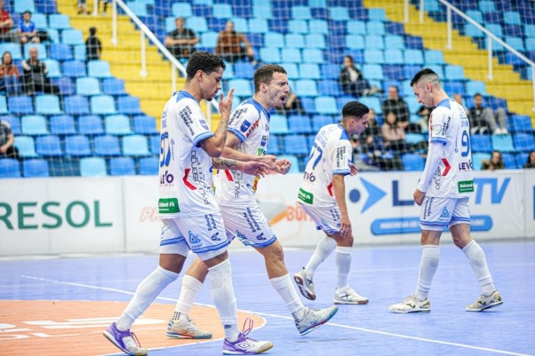 Umuarama vence Tubarão fora de casa pela Liga Nacional de Futsal