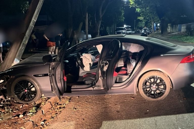 Ladrão rouba carro de luxo e bate veículo em poste em Umuarama