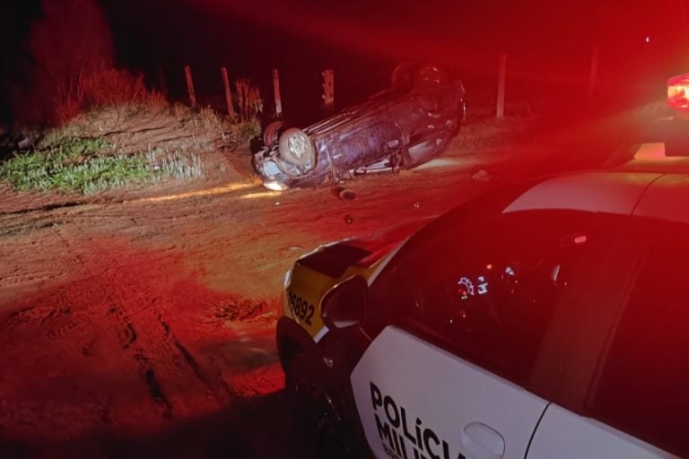 Capotamento em Xambrê deixa duas pessoas feridas na PR-489