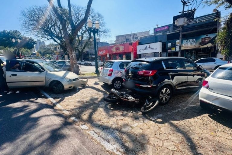 Acidente na avenida Castelo Branco deixa motociclista ferido nesta tarde.