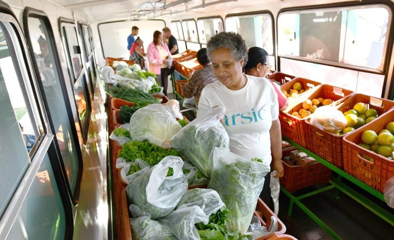 Lixo que Vale: as feiras acontecem duas vezes por mês em cada bairro. Atualmente, 250 famílias participam do programa.