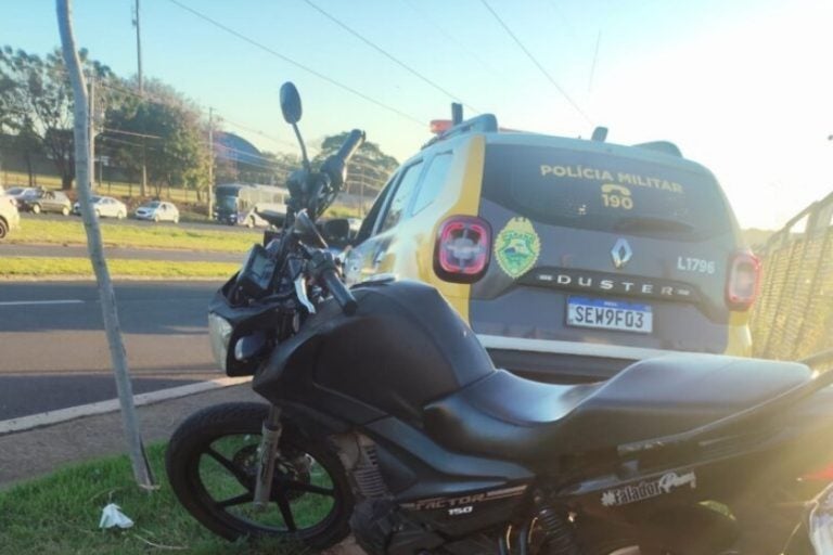 Moto: o condutor poderá responder por infrações administrativas, já que conduzia um veículo em situação irregular.