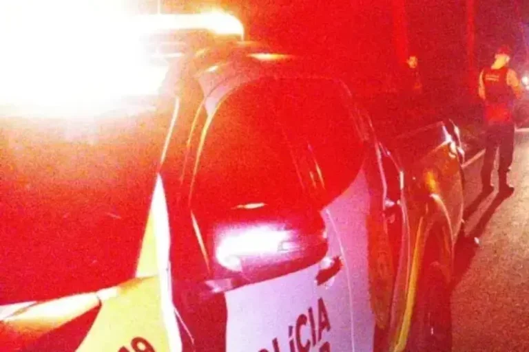 Motociclista é preso: o flagrante ocorreu na madrugada desta segunda-feira (18).
