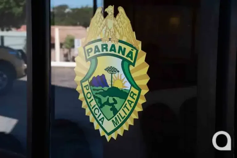 Motorista é detido: A situação aconteceu após o condutor de um Fiat Uno colidir com um carro estacionado ao sair de uma vaga.