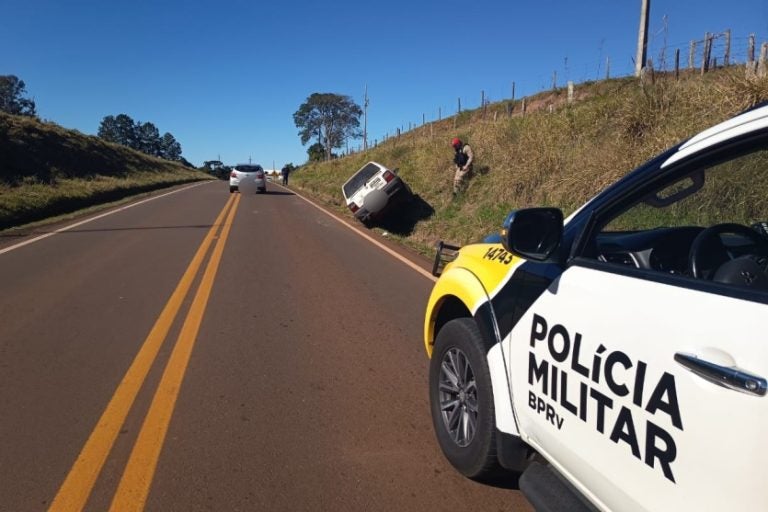 Motorista fica ferido: Ele trafegava no sentido Campo Mourão a Mamborê, quando perdeu o controle do autómovel.
