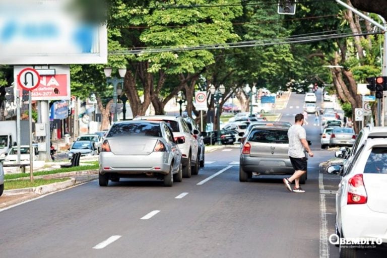 Mulher é Flagrada Furtando Roupas Em Loja, Mas Foge Em Fiatuno