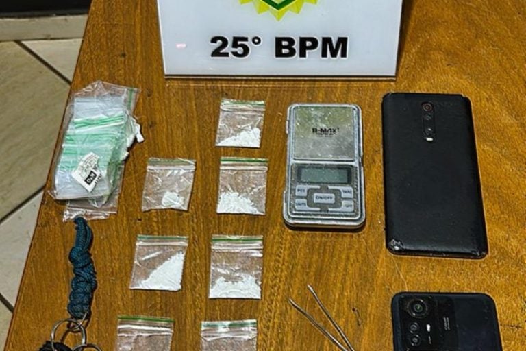 Operação contra tráfico de drogas: Durante as prisões, foram apreendidos entorpecentes, dinheiro em espécie e materiais utilizados na preparação das drogas.