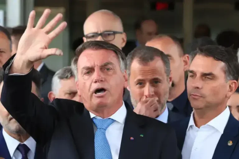 Pf Faz Busca E Apreensão De Celulares Na Casa De Jair Bolsonaro