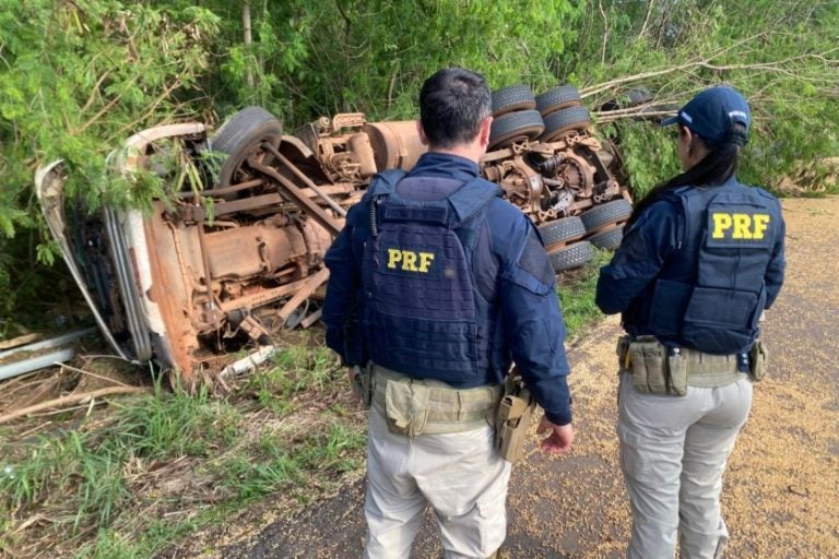 PRF apreende: O caminhão transportava soja e acabou tombando na curva da Serrinha.