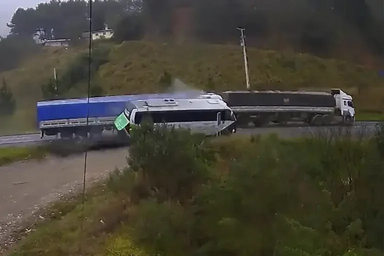 Passageira morre: O micro-ônibus transportava pacientes e tombou após ser atingido por uma carreta carregada.