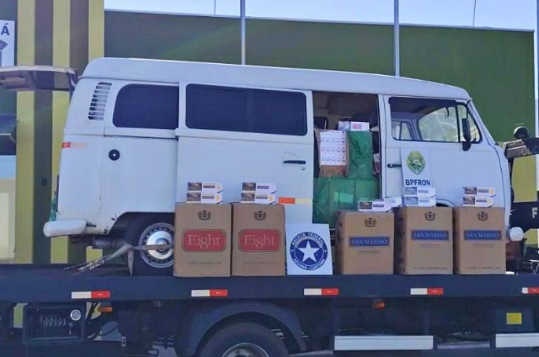 Perobal Kombi Com Carga De Cigarros é Apreendida Na Zona Rural